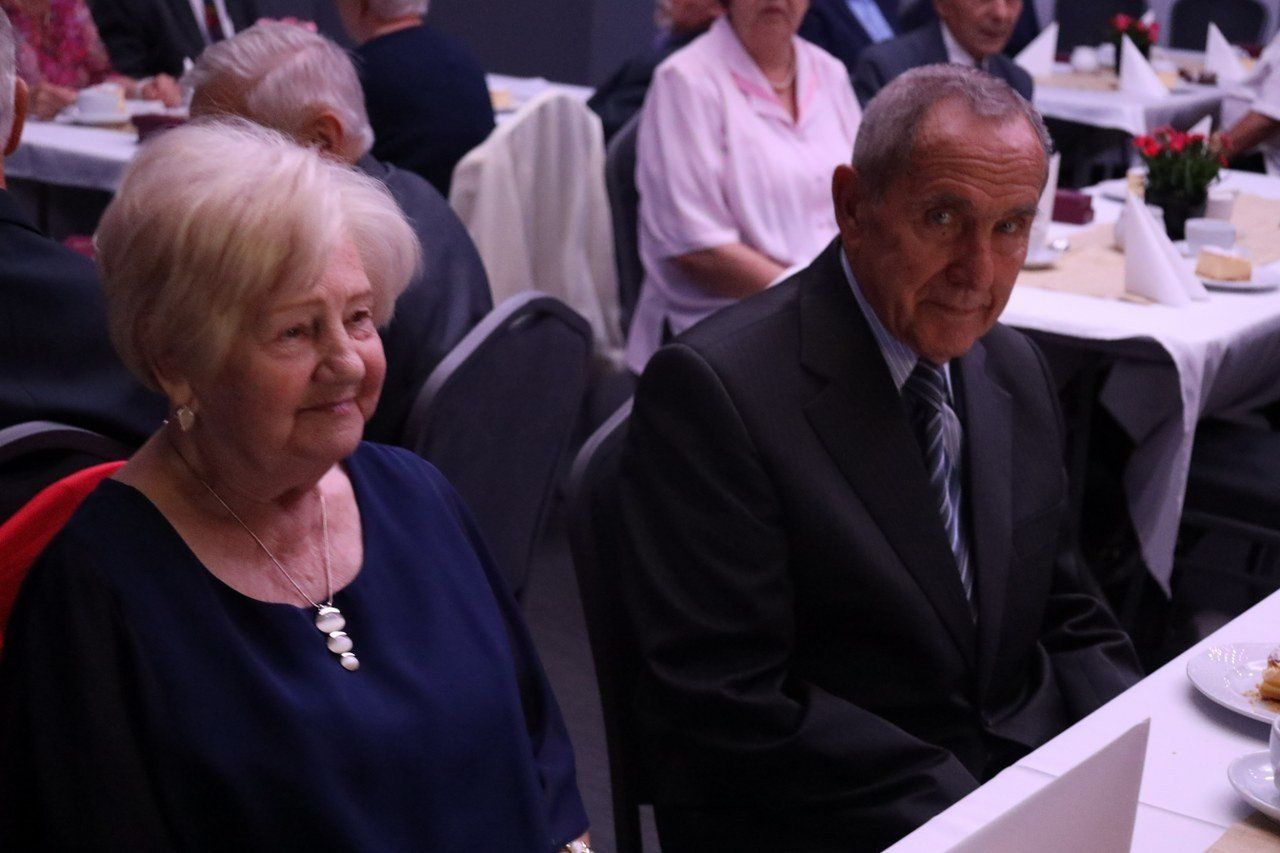Złote Gody w MOK-u. 50 lat miłości: stateczne pary otrzymały kwiaty i jubileuszowe odznaki