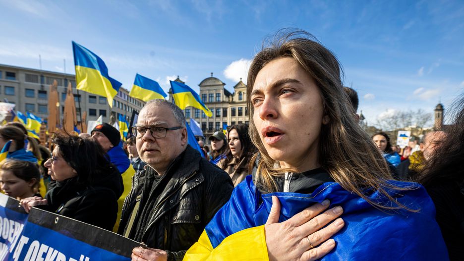 Bruksela, Belgia, 23.02.2025. Protestujący i aktywiści zbierają się na Place de lŐAlbertine w Brukseli, 23 bm. żądając podjęcia silniejszych działań międzynarodowych przeciwko trwającej wojnie Rosji na Ukrainie. Jutro mija trzecia rocznica pełnoskalowej rosyjskiej inwazji na Ukrainę. (aldg) PAP/Wiktor Dąbkowski