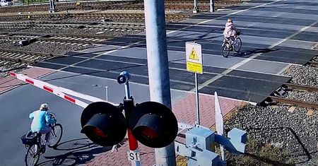 Rowerzystka wjechała na przejazd na czerwonym. Szybko tego pożałowała