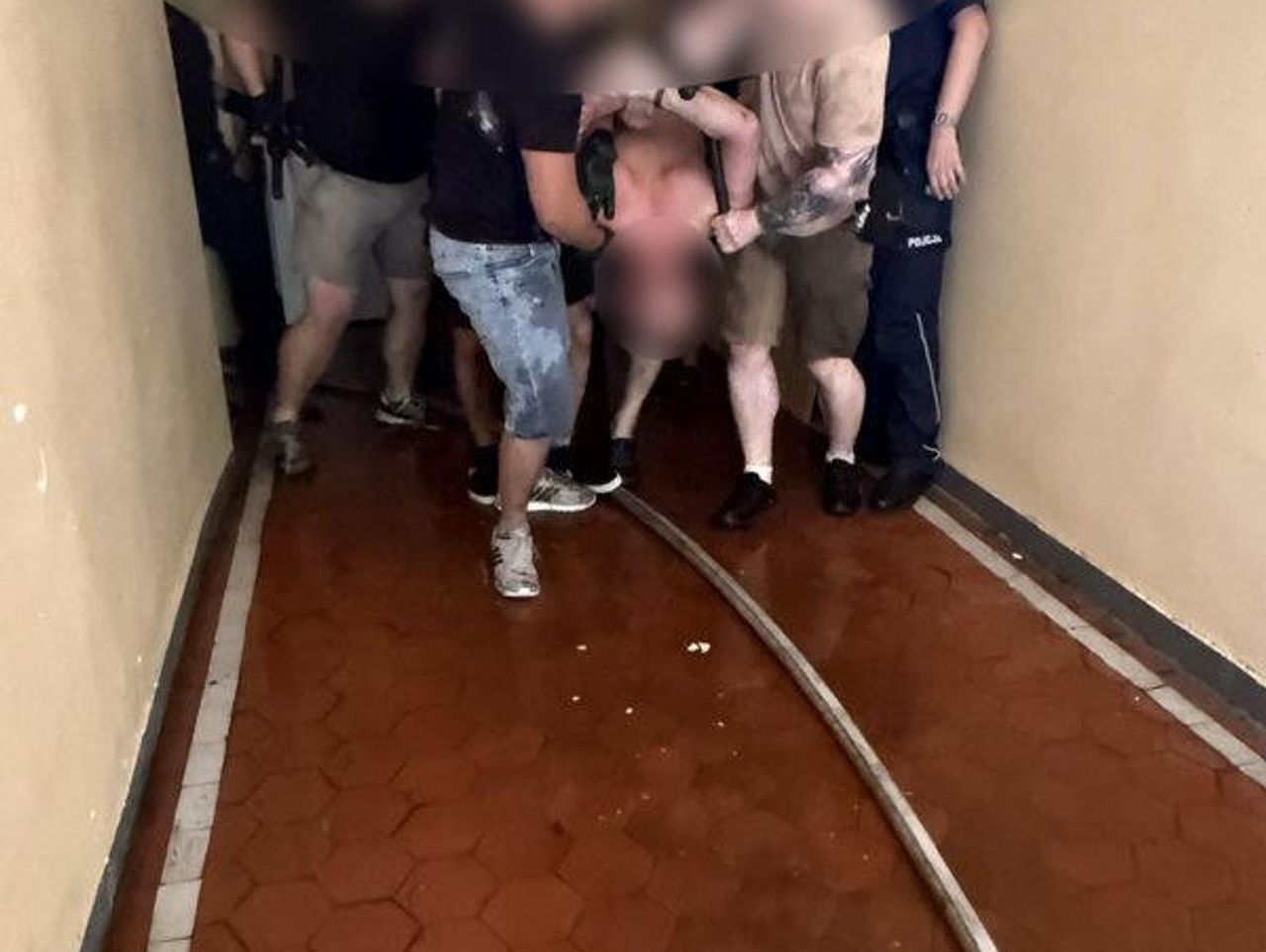 Wrocław: Ukrainiec stworzył instalację gazową, zabarykadował się w mieszkaniu i groził wysadzeniem bloku
