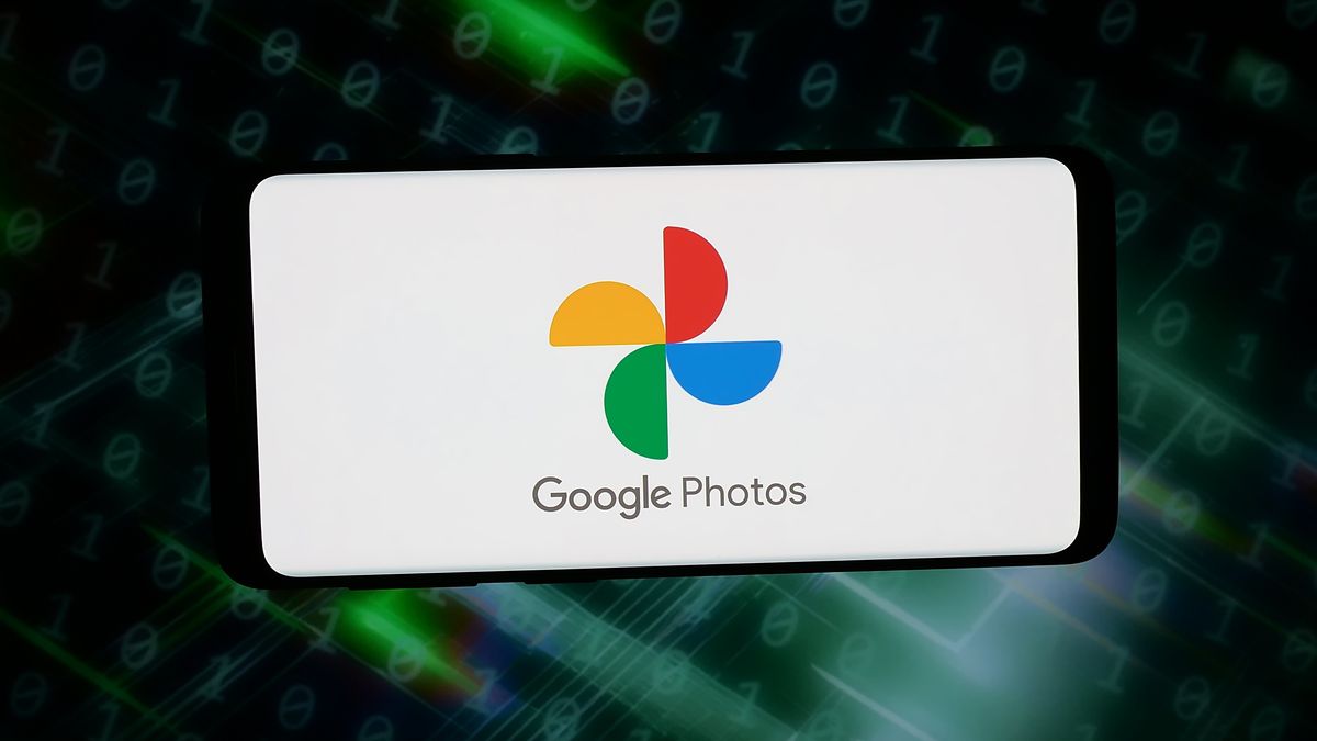 GERMANY - 2026/03/02: In this photo illustration, the logo of photo sharing service Google Photos is displayed on a smartphone in front of abstract background on computer screen. (Photo Illustration by Timon Schneider/SOPA Images/LightRocket via Getty Images)