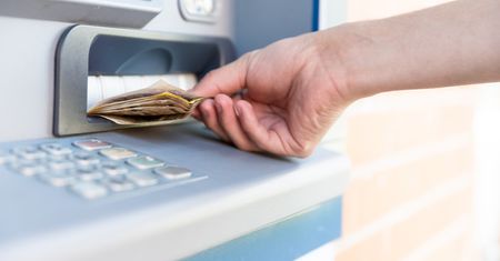 Bankomat wypłacił zabarwione banknoty? To nie przypadek