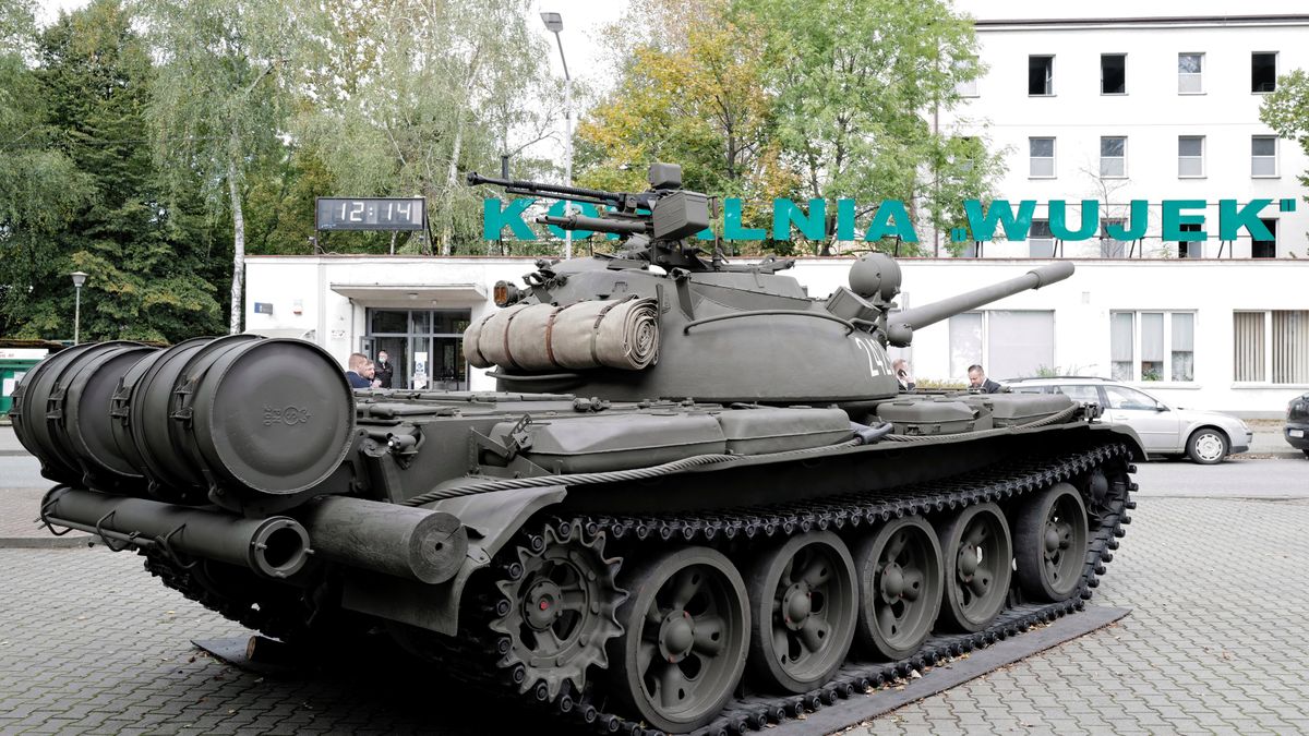 Zdjęcie dnia. 39 lat od pacyfikacji kopalni "Wujek". Czołg T-55 przypomina o tragedii 1