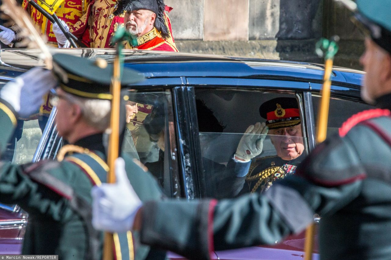 Dziura pokoleniowa i brytyjska monarchia. Młodzi krytycznie patrzą na pałace