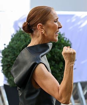 Celine Dion robi show przed hotelem w Paryżu