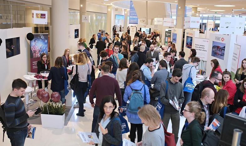 Młodym coraz łatwiej znaleźć pracę, i to nawet nieźle płatną.