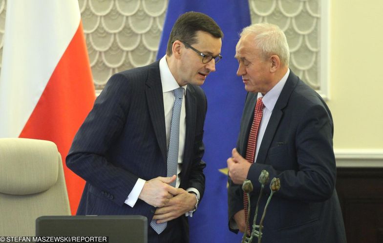 Premier Mateusz Morawiecki w rozmowie z ministrem Krzysztofem Tchórzewskim.