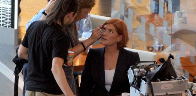 Dowbor robi make-up w kawiarni