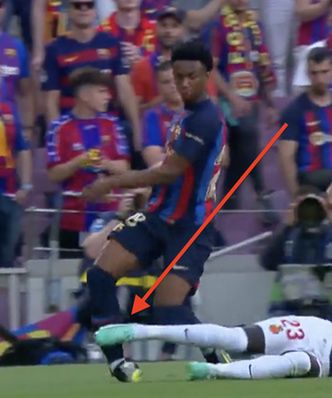 Mógł mu złamać nogę! Zobacz brutalny atak na nogę piłkarza FC Barcelony