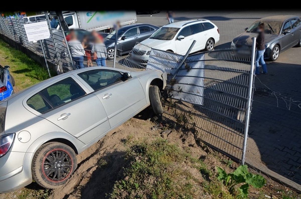 Mazowieckie. Pijana kierująca uderzyła w ogrodzenie stacji paliw