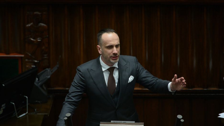 Warszawa, 08.02.2023. Wiceminister rolnictwa i rozwoju wsi Janusz Kowalski przemawia na sali obrad Sejmu w Warszawie, podczas bloku wieczornych głosowań, 8 bm. (mr) PAP/Marcin Obara