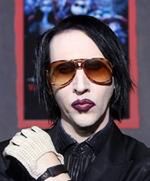 Marilyn Manson udaje w łóżku