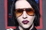 Marilyn Manson udaje w łóżku