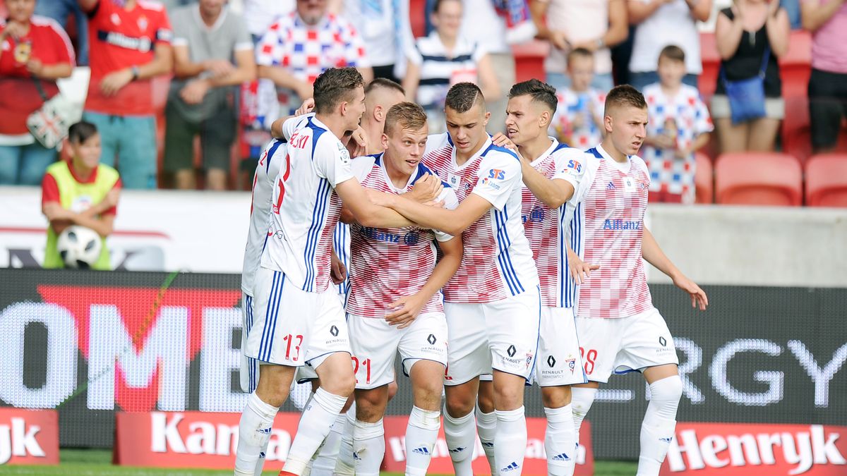 Newspix / Norbert Barczyk / PressFocus / NEWSPIX.PL / Na zdjęciu: radość piłkarzy Górnika Zabrze