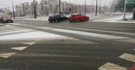 Trudne warunki pogodowe. Ostrzeżenia IMGW: wiatr do 80 km/h, oblodzenie dróg i chodników