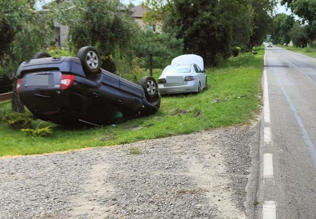 Groźnie wyglądająca kolizja na drodze wojewódzkiej nr 842. Jeden pojazd dachował (zdjęcia)
