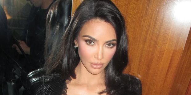 Kim Kardashian BEZ MAKIJAŻU pokazuje przygotowania do after party po Met Gali