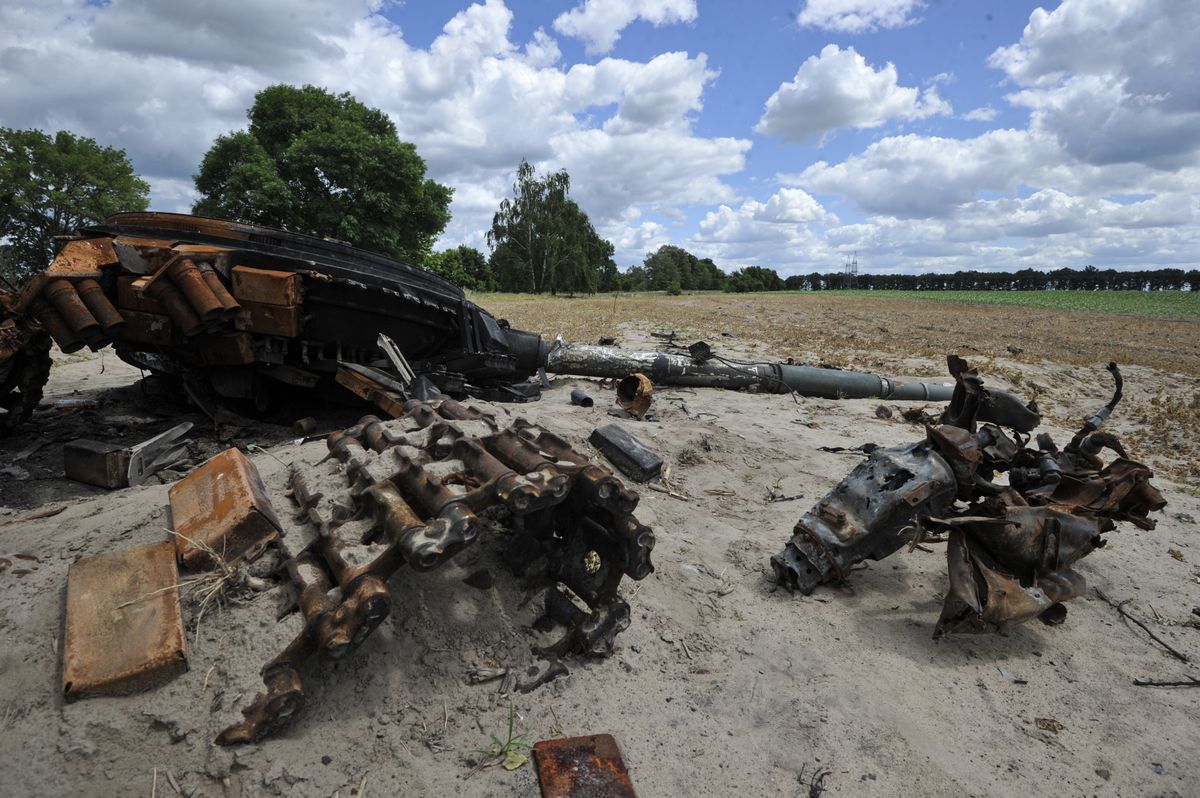 Zniszczony czołg armii rosyjskiej w pobliżu wsi Nalyvaivka w obwodzie kijowskim