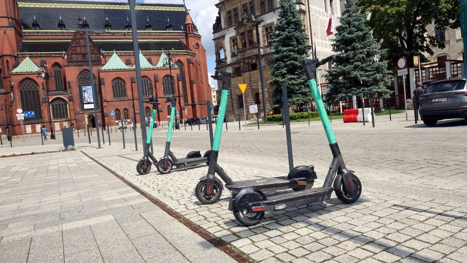Bolt wprowadza ParkFinder - nowoczesne rozwiązanie dostępne w aplikacji, które pomaga użytkownikom hulajnóg elektrycznych szybciej i bezpieczniej zaparkować pojazd.