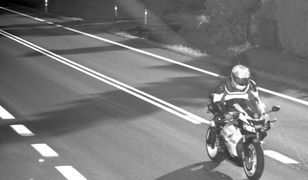 Motocyklista zlekceważył fotoradar. Wpadł za sprawą kierowcy osobówki