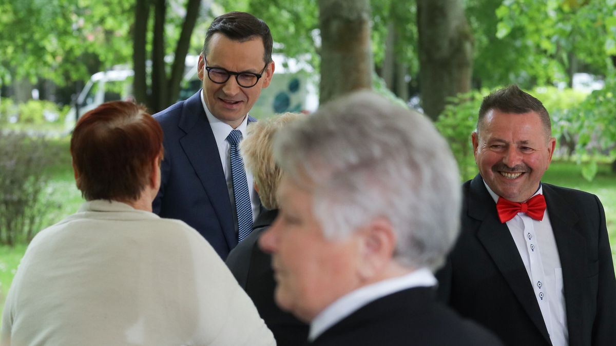 Warszawa, 16.05.2023. Premier Mateusz Morawiecki (L) podczas spotkania z seniorami, 16 bm. w KPRM w Warszawie. Rząd, na wtorkowym posiedzeniu zajmował się m.in. projektem wprowadzającym wypłatę tzw. 14. emerytury na stałe. (mr) PAP/Paweł Supernak