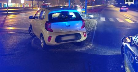 Nietrzeźwa seniorka uderzyła w latarnię.
