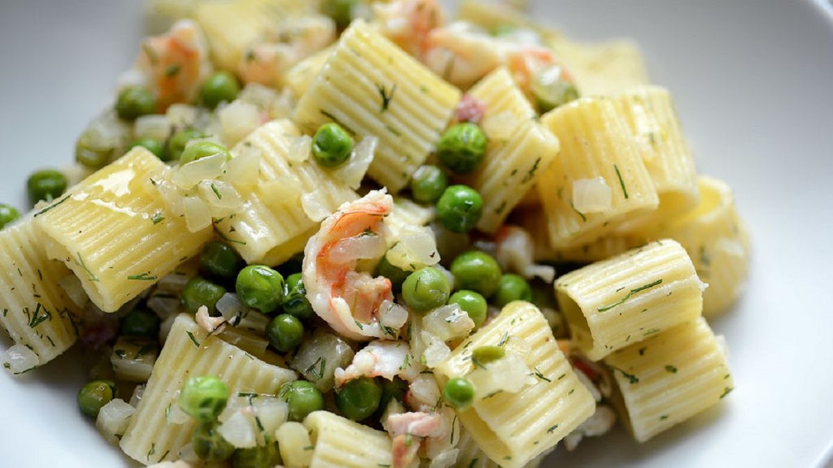 Makaron z groszkiem i krewetkami to idealny pomysł na szybki obiad. 