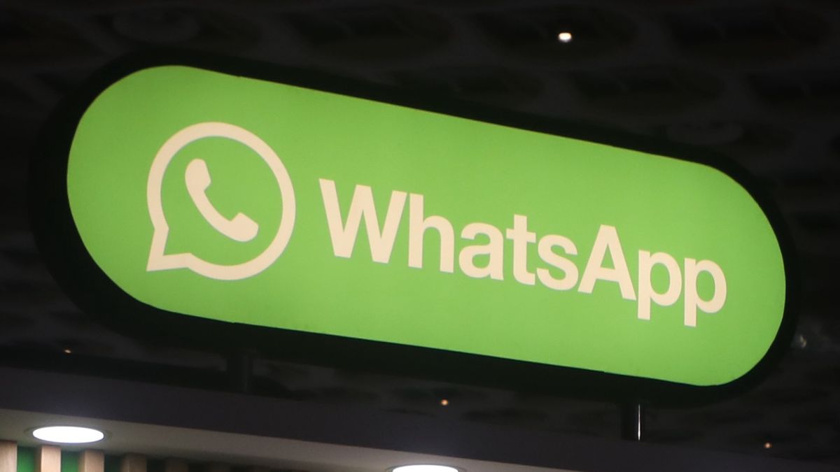 A women walks past a WhatsApp logo installation during the Global Fintech Fest in Mumbai, India, 20 September, 2022. (Photo by Niharika Kulkarni/NurPhoto via Getty Images)