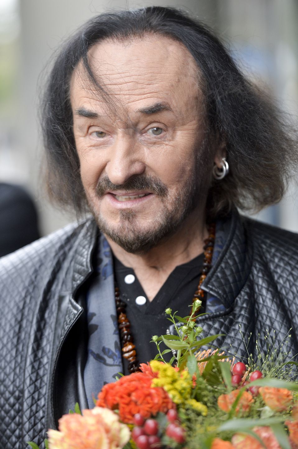 scena z: Stan Borys, SK:, , fot. AKPAGwiazdy DDTVN, portret, zarost czarny, broda, kolczyki srebrne, Stan Borys