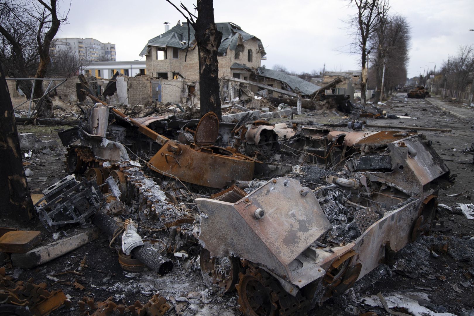 A general view of a street with destroyed Russian military machinery is seen in the recaptured by the Ukrainian army Bucha city near Kyiv (Kiev), Ukraine, 04 April 2022. From the recaptured territory of Kyiv's area more than 410 bodies of killed civilian people were carried for exhumation and expert examination. The UN Human Rights Council has decided to launch an investigation into the violations committed after Russia's full-scale invasion of Ukraine as Ukrainian Parliament reported. On 24 February, Russian troops had entered Ukrainian territory in what the Russian president declared a 'special military operation', resulting in fighting and destruction in the country, a huge flow of refugees, and multiple sanctions against Russia. EPA/STANISLAV KOZLIUK Dostawca: PAP/EPA.