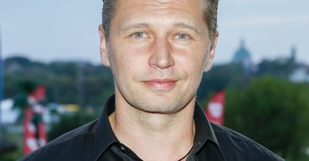 Co za przemiana! Michał Chorosiński w długich lokach na premierze filmu Rydzyka