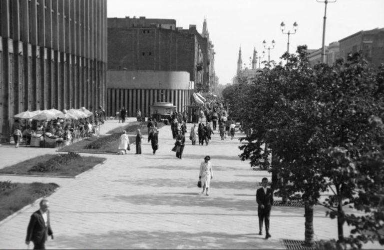 Warszawa z czasów stalinizmu i odwilży na zdjęciach w nowym albumie Bosz 6