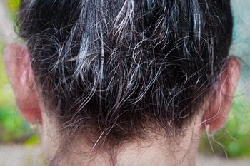 Nie farbuj siwych włosów. "Odsiwiacz" z apteki za grosze