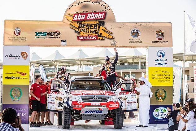 Adam Małysz na podium Abu Dhabi Desert Challenge / fot. malysz.pl