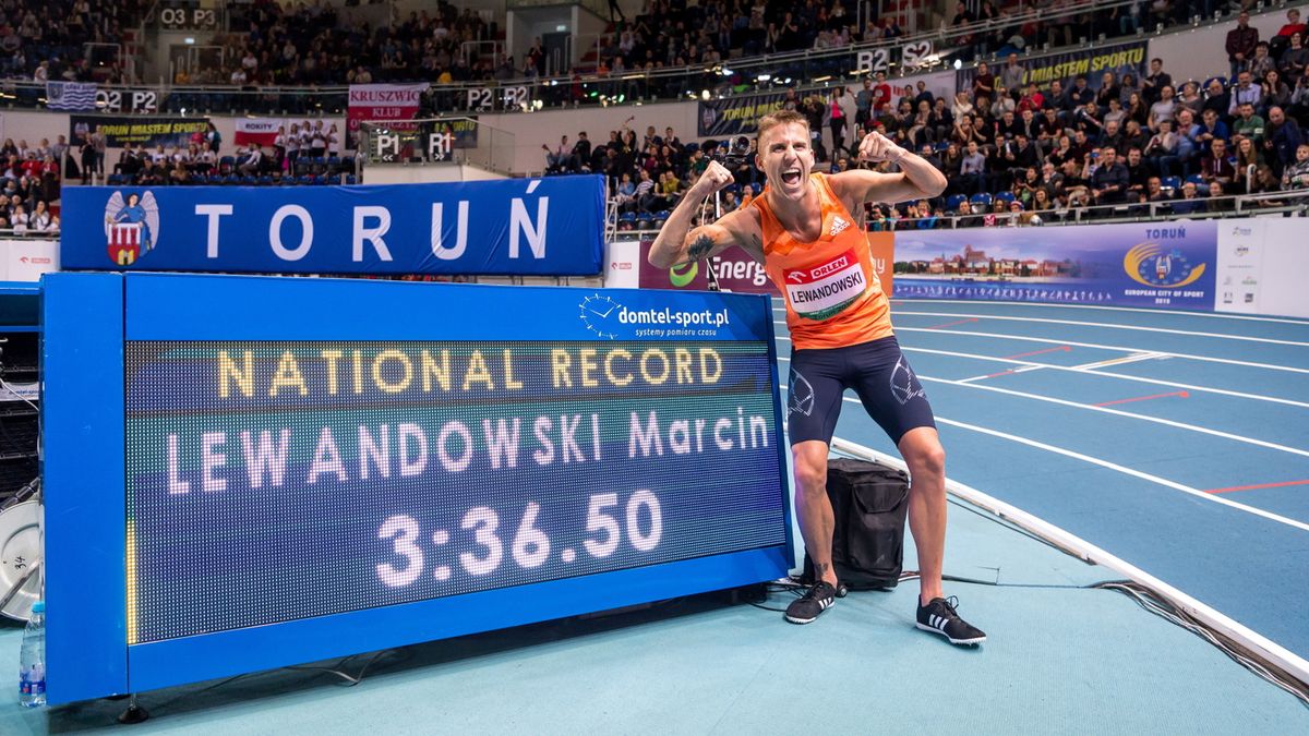 Marcin Lewandowski, który cieszy się z nowego rekordu Polski na 1500 metrów w hali