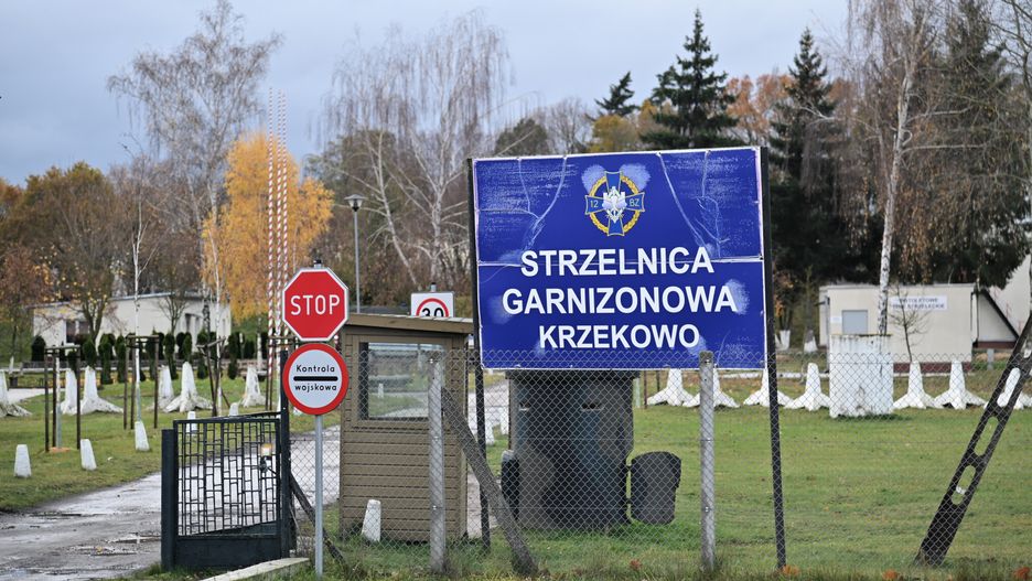 Szczecin, 16.11.2023. Pas Ćwiczeń Taktycznych (PĆT) przy strzelnicy garnizonowej na osiedlu Krzekowo w Szczecinie, 16 bm. 15 bm. doszło tu do nieszczęśliwego wypadku, spowodowanego przez osobę trzecią, w wyniku którego śmierć poniósł żołnierz 12 Brygady Zmechanizowanej. (ad) PAP/Marcin Bielecki ***Zdjęcie do depeszy PAP pt. nieszczęśliwego wypadku, spowodowanego przez osobę trzecią, w wyniku którego śmierć poniósł żołnierz 12 Brygady Zmechanizowanej***
