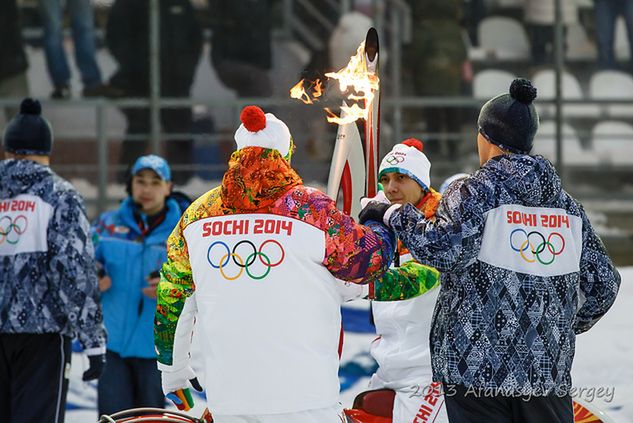 Dosiadający motocykla Iwanow przejął olimpijską pochodnię