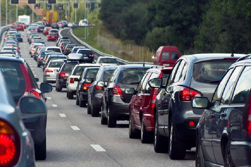 Przepisy o korytarzu życia i jeździe na suwak nie tak prędko, jak planowano