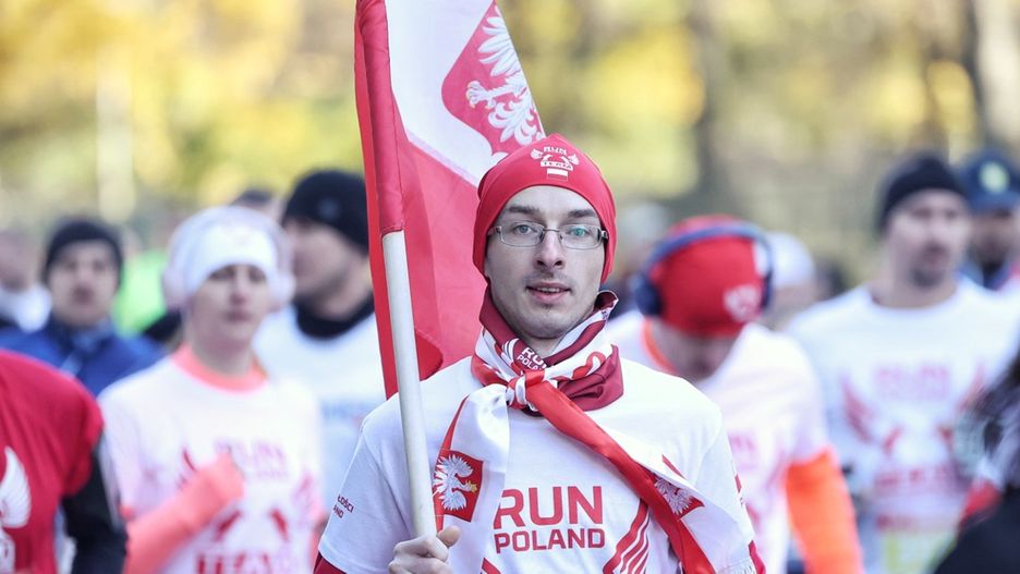 Uczestnicy Biegu Niepodległości zawsze dumnie akcentują swoje przywiązanie do barw narodowych