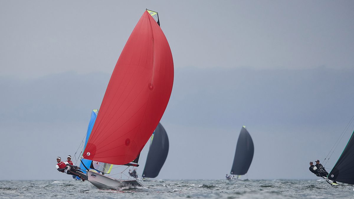 Łukasz Przybytek i Paweł Kołodziński na jachcie olimpijskiej klasy 49er