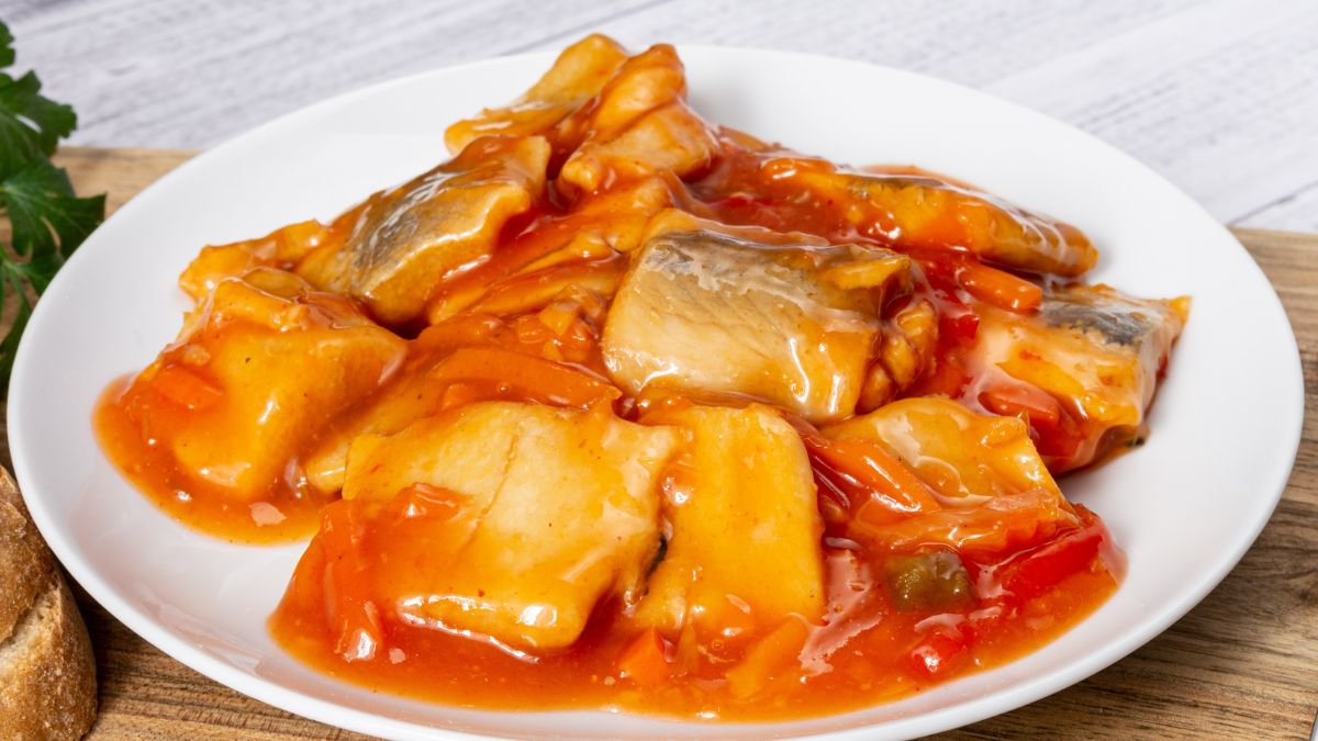 Śledzie w sosie pomidorowym