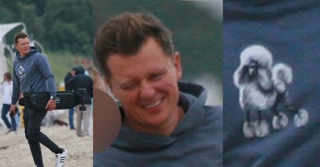 Rafał Brzozowski paraduje po Sopocie w bluzie z logo Pudelka! (FOTO)