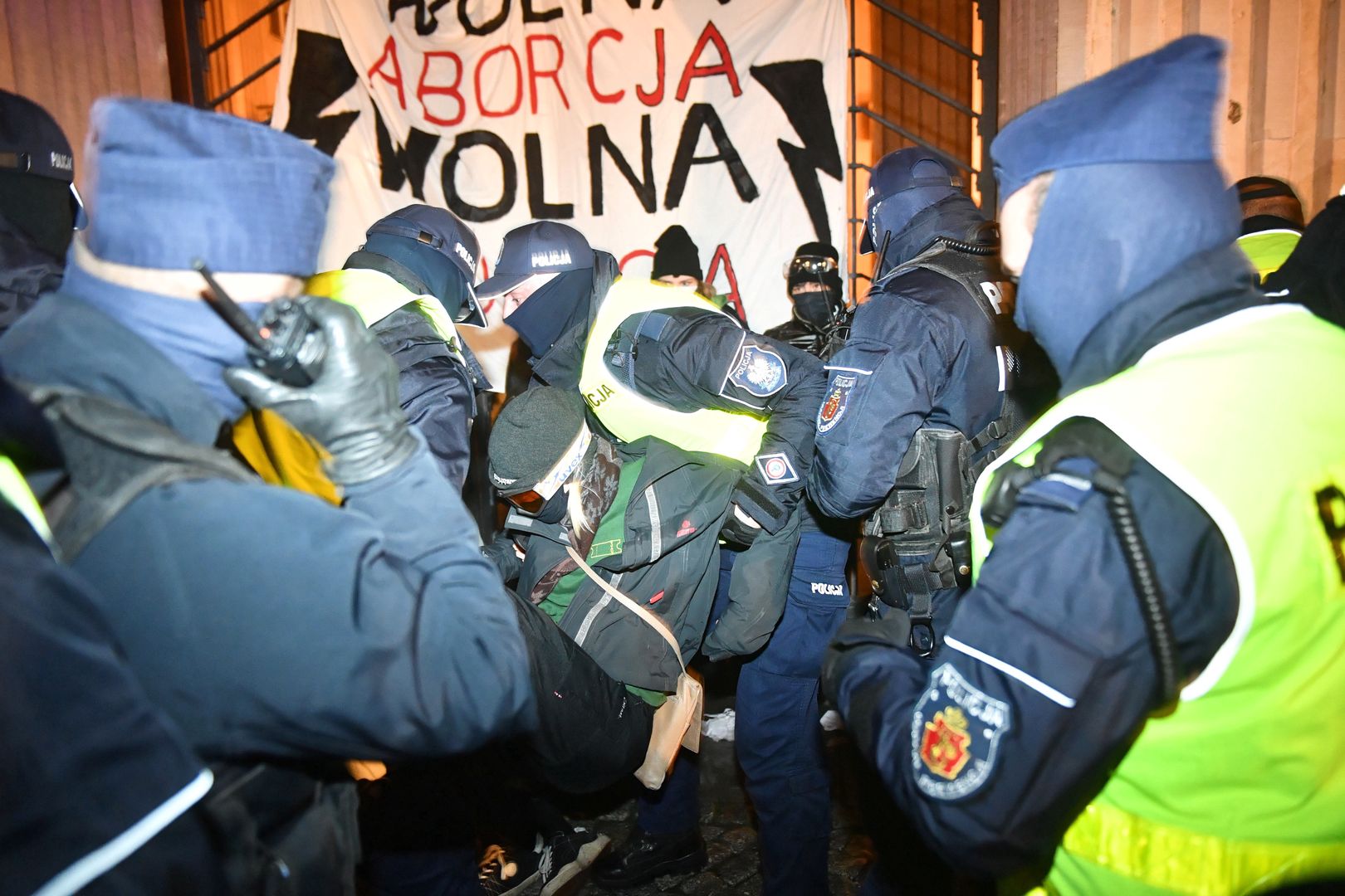 Strajk Kobiet. Policja ustąpiła pod naporem tłumu. Nagranie z Warszawy