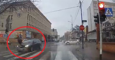 Wstrząsające wideo z potrącenia pieszego. Wszystko się nagrało