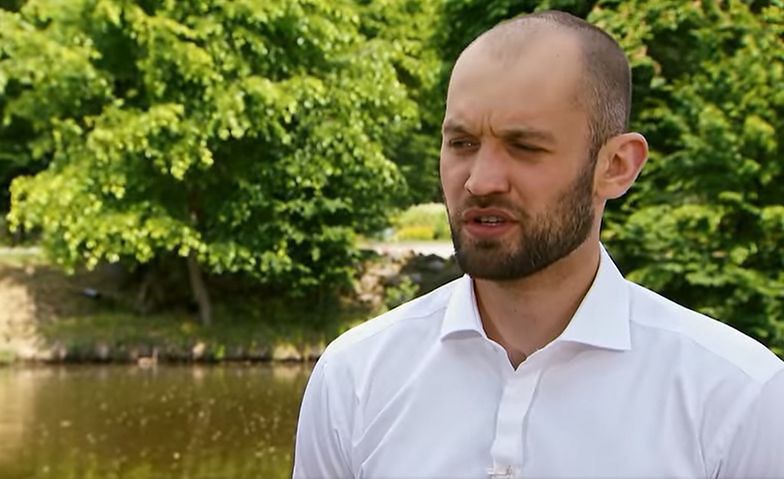 Stanisław z "Rolnika" porzucił pałac na rzecz własnego mieszkania. Pokazał, jak je remontuje 