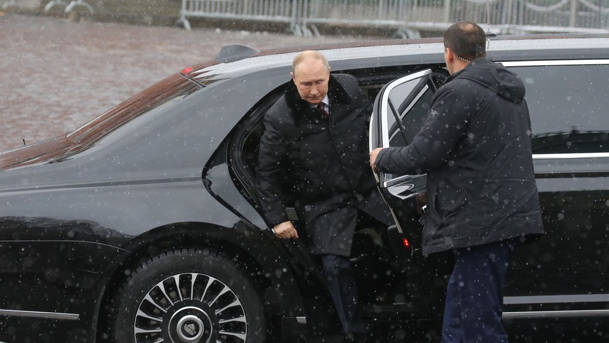 MOSCOW, RUSSIA - NOVEMBER 4: (RUSSIA OUT) Russian President Vladimir Putin leaves his Aurus Senat limousine as he is arriving to the Red Square, on November 4 2024, in Moscow, Russia. Putin put flowers on the monument to Minin and Pozharsky, marking the National Unity Day. (Photo by Contributor/Getty Images)
