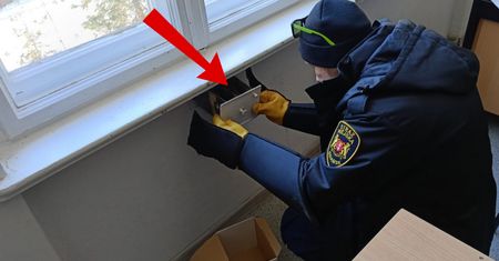 To nie myszy. Zajrzeli pod parapet. Nie do wiary, co znaleźli