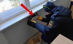 To nie myszy. Zajrzeli pod parapet. Nie do wiary, co znaleźli