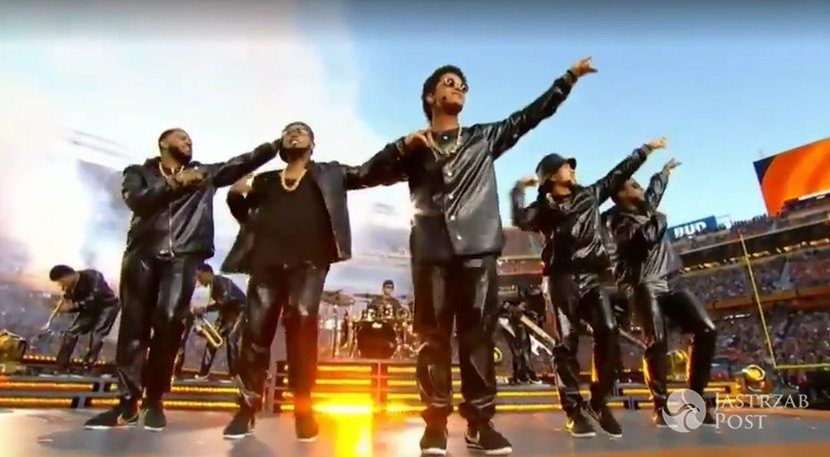 Bruno Mars podczas Super Bowl 2016