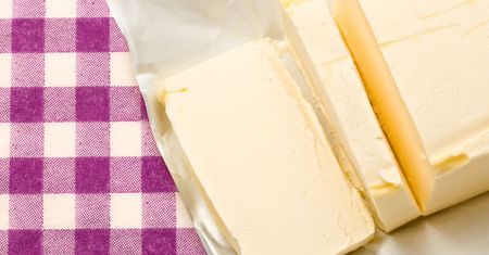 Margaryna (80% tłuszczu) w kostce zawierająca zwykły i utwardzony olej kukurydziany oraz sojowy